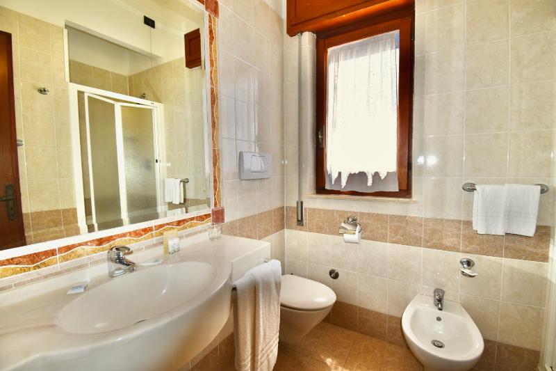 Triple Room with Sea View image 2