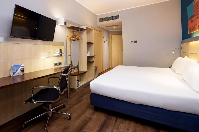 Standard Double Room with Sofa Bed image 2