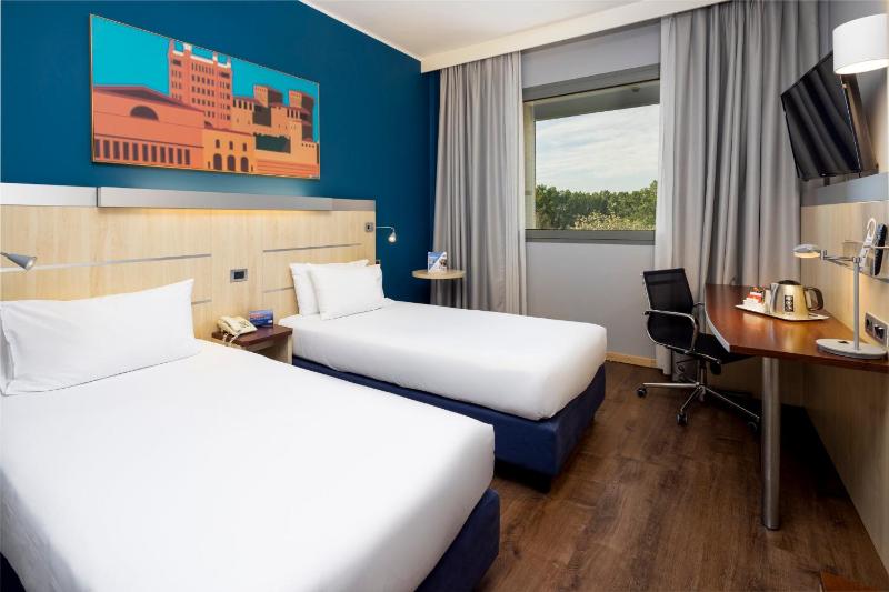 Standard Twin Room with Free Breakfast - Smoking image 4
