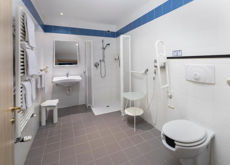 Standard Double Room - Mobility Access image 4