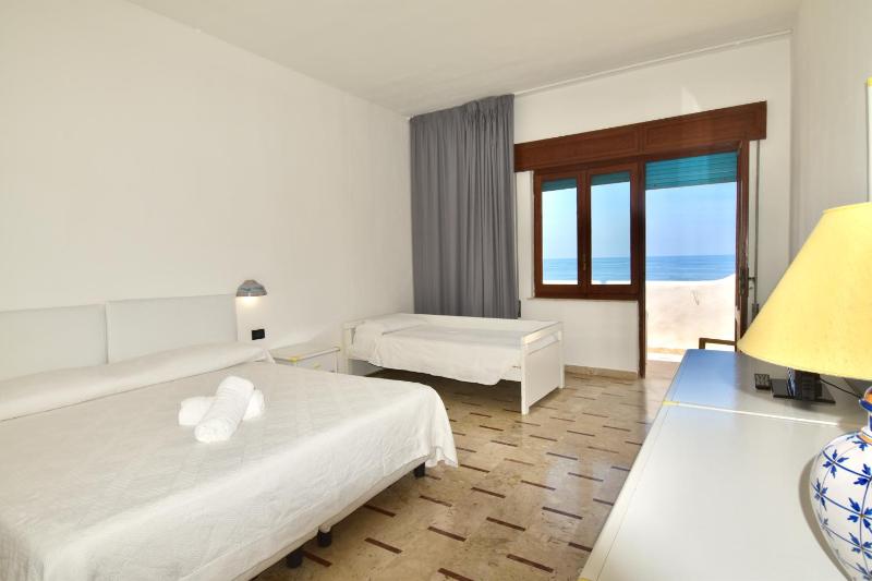 Triple Room with Sea View image 1