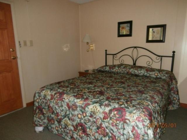 Queen Room with Two Queen Beds - River View image 2