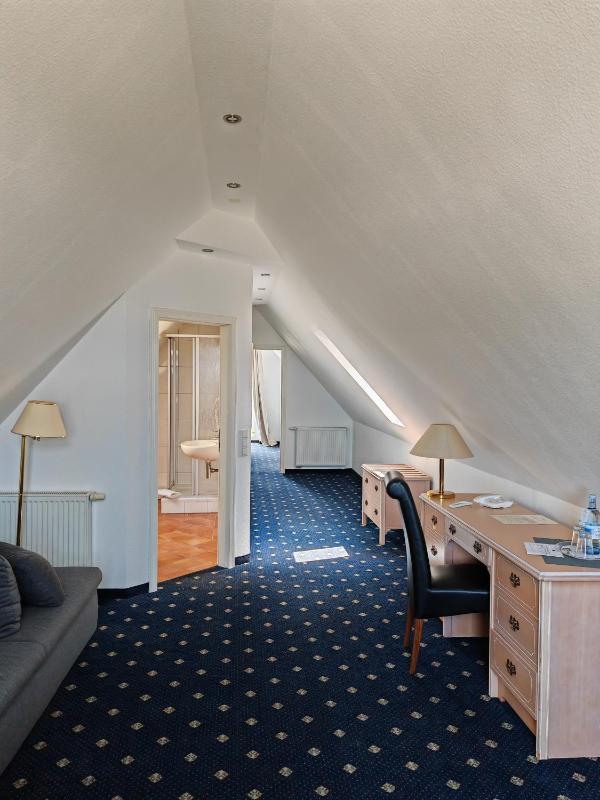 Double Room with Sea View image 2