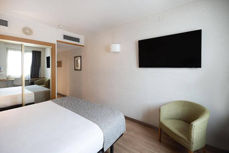 Double or Twin Room image 4