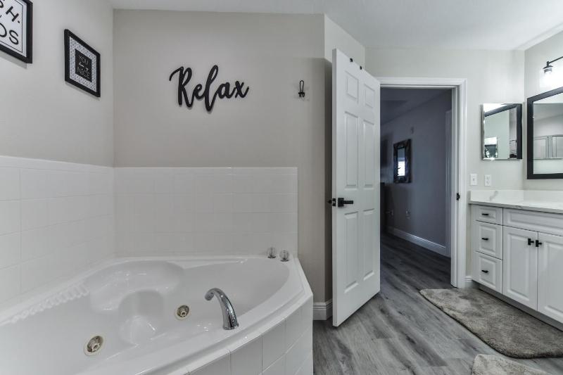 Stunning 2 Bedroom 2 Bath Oceanwalk Condo - image 8