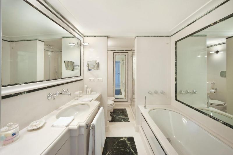 Deluxe Superior Double Room with Sea View image 1