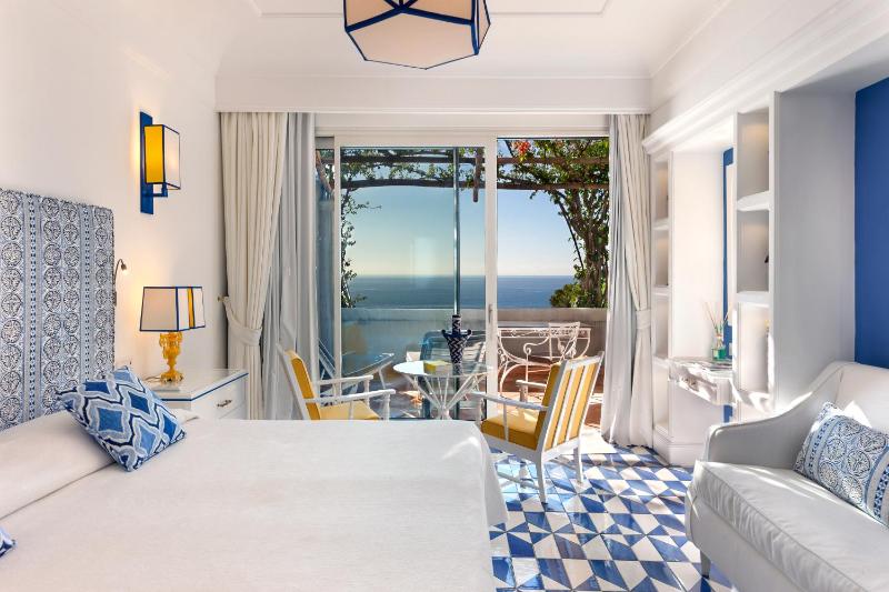 Deluxe Superior Double Room with Sea View image 2
