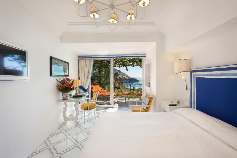 Classic Double or Twin Room with Terrace and Sea View image 1