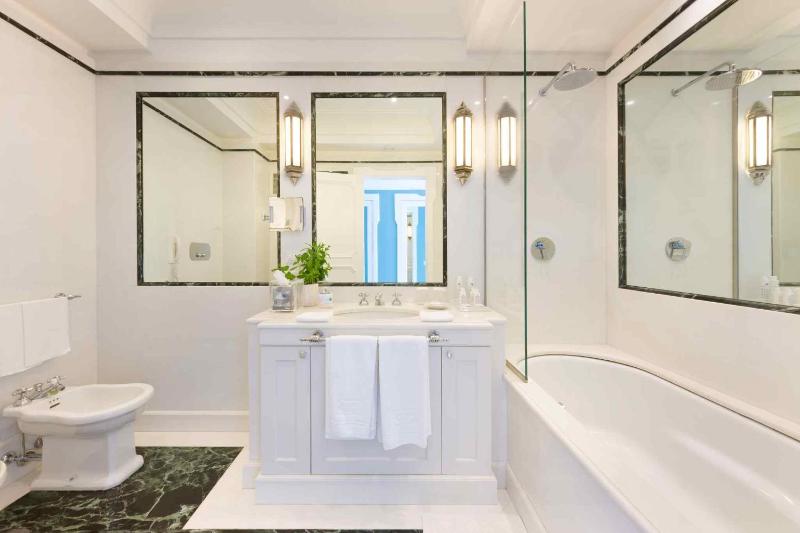 Deluxe Double or Twin Room with Terrace and Sea View image 3