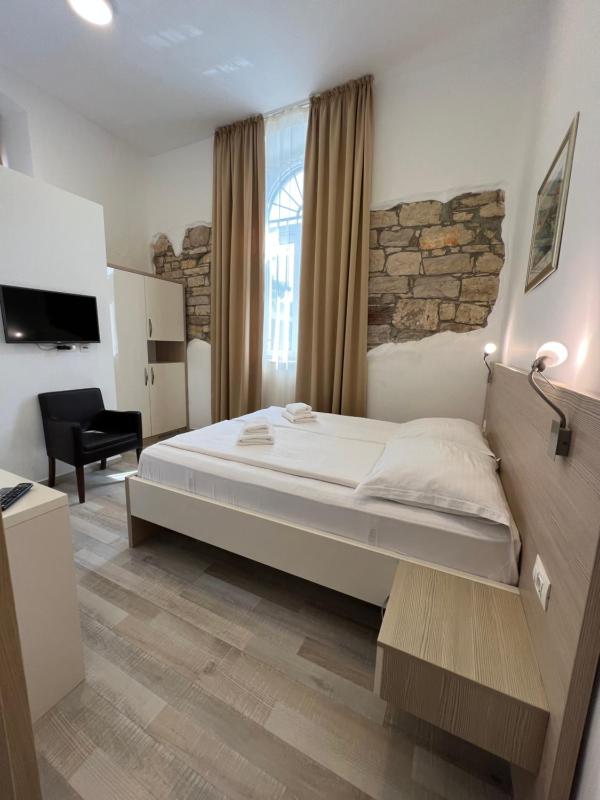Classic Double Room image 3