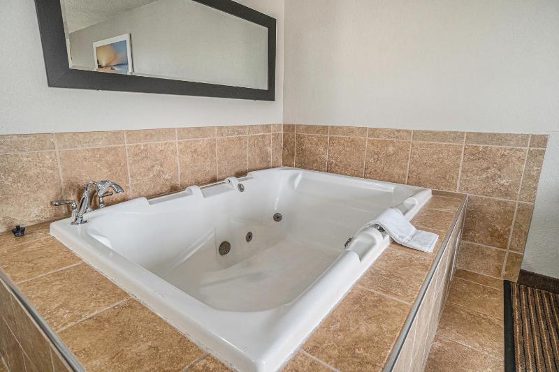 King Room with Hot Tub and Fireplace - Non-Smoking image 3
