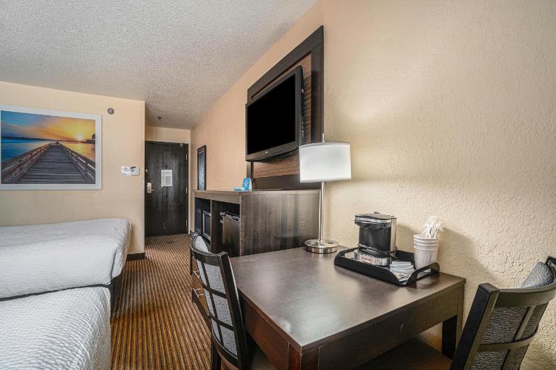 Queen Room with Two Queen Beds - Non-Smoking image 2