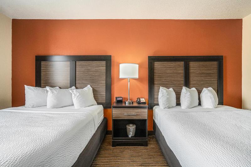 Queen Room with Two Queen Beds - Non-Smoking image 3
