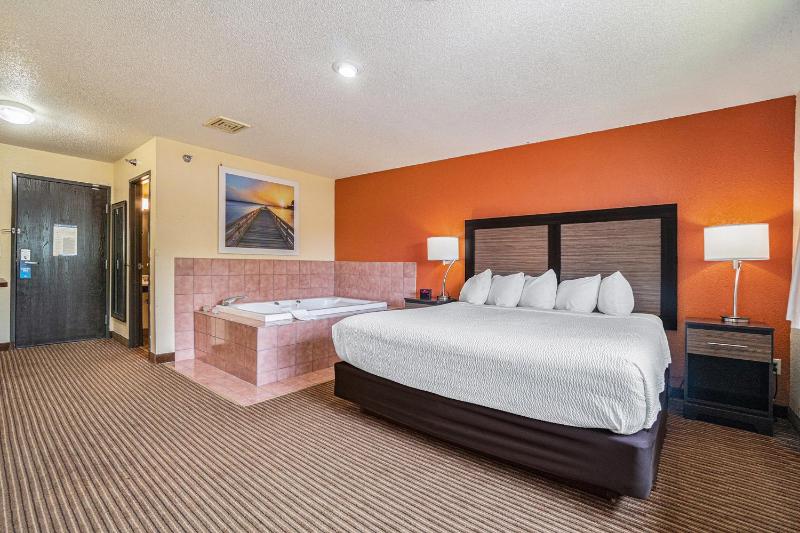 King Room with Hot Tub - Non-Smoking image 4