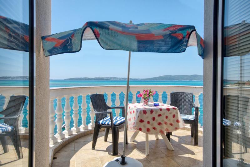 One-Bedroom Apartment with Balcony and Sea View image 3