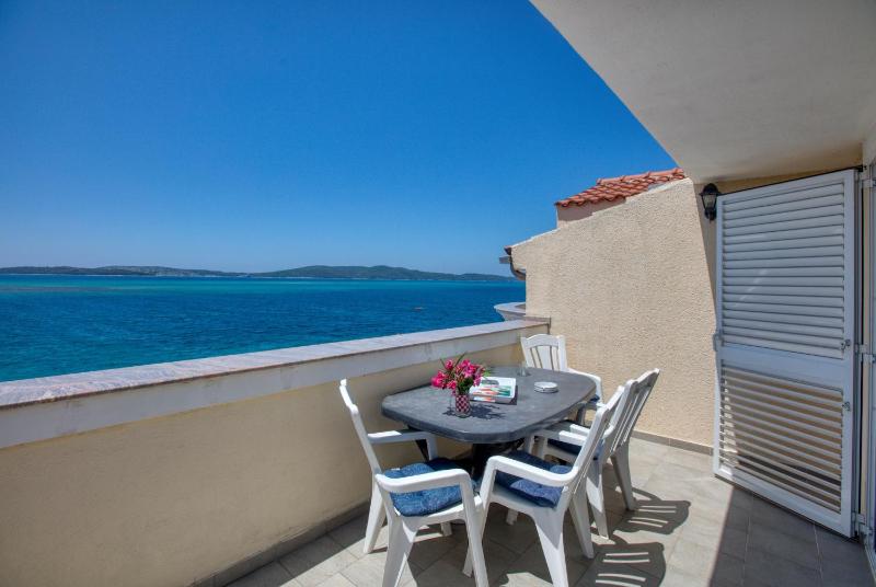 One-Bedroom Apartment with Balcony and Sea View image 3