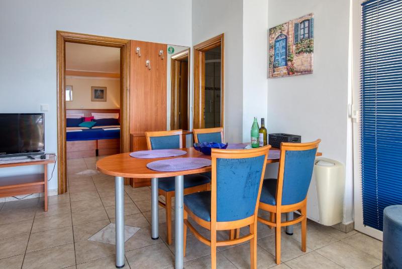 One-Bedroom Apartment with Balcony and Sea View image 4