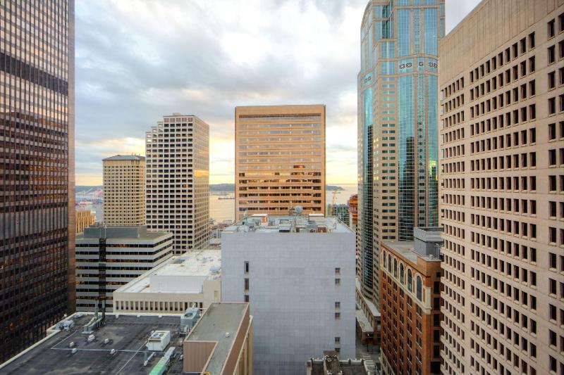 Spectacular, Guest room, 1 King, City view, High floor image 3