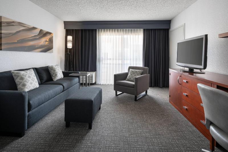 Suite, 1 King, Sofa bed image 4
