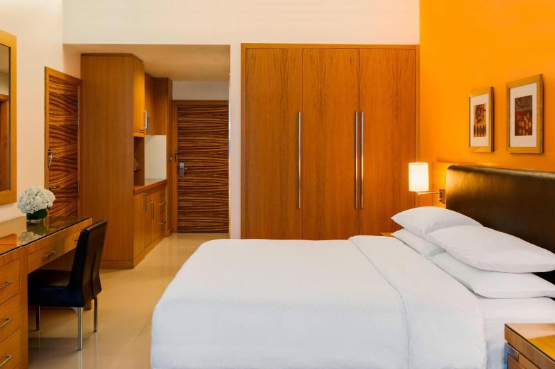 Classic King Room with complimentary shuttle service to Dubai Mall & Kite Beach image 4
