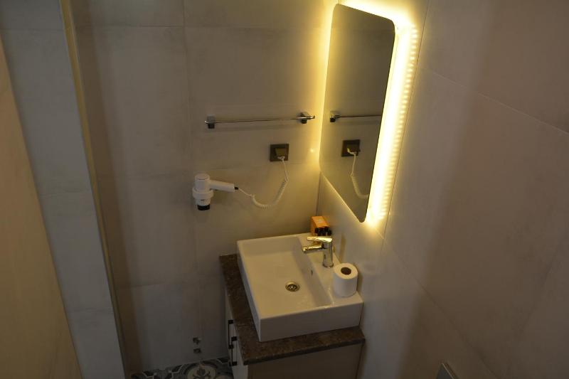 Leonis Hotel - image 8