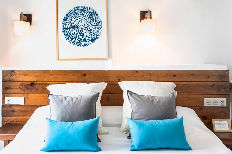 Double or Twin Room with Sea View image 4
