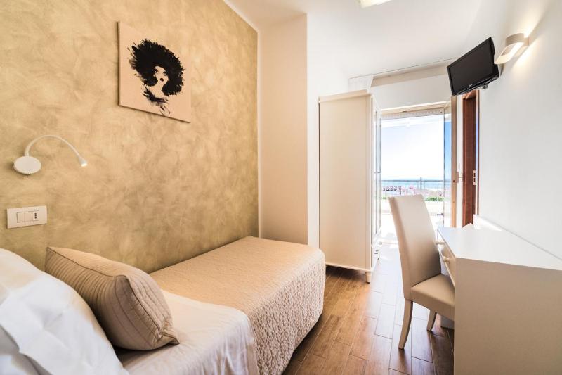 Single Room with Sea View image 1