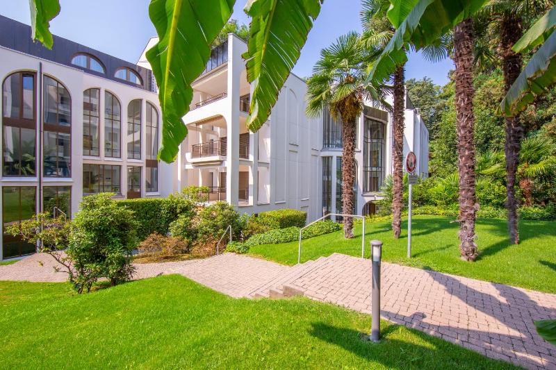 Maraini Elegante Apartment with Jacuzzi & Balcony - Happy Rentals - image 2