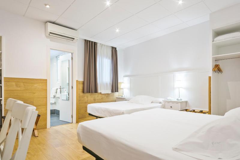 Economy Quadruple Room with No View image 3