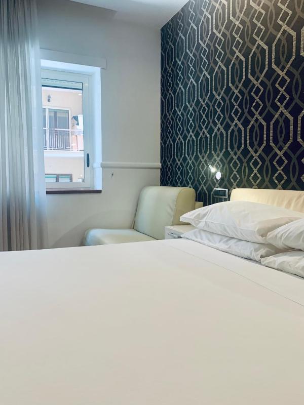 Queen Room image 4