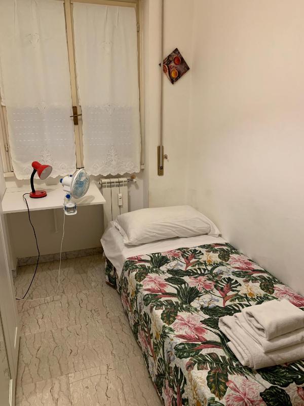 Single Room with Shared Bathroom image 2