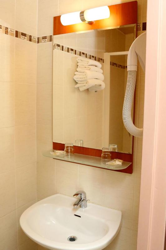 Twin Room image 2