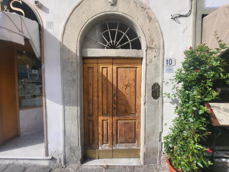 Santa Croce suite with a stunning view - image 9