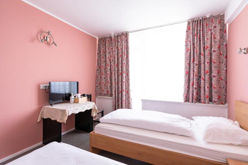 Twin Room with Balcony image 4