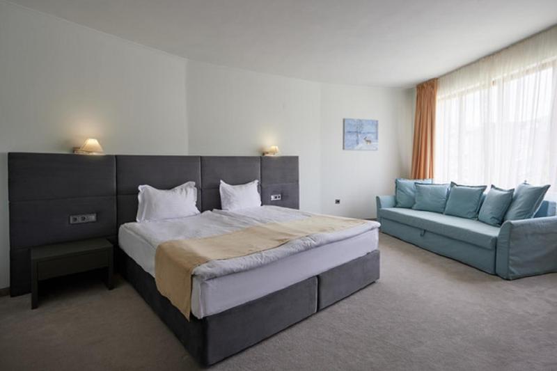Superior Double Room with Balcony image 3