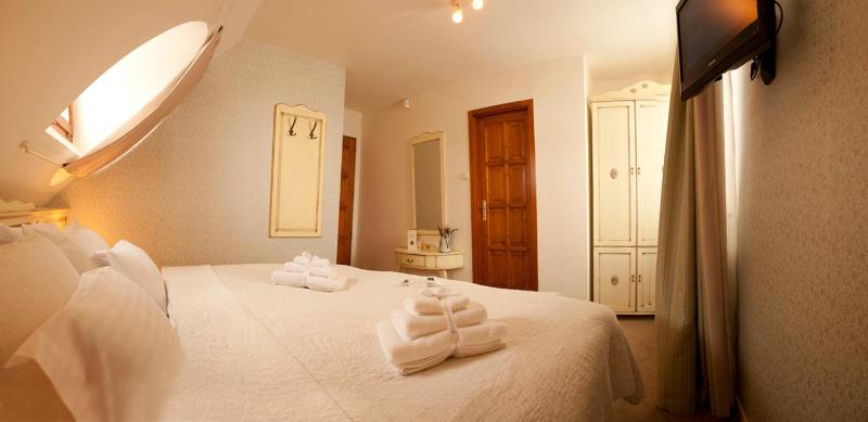 Standard Double Room image 2