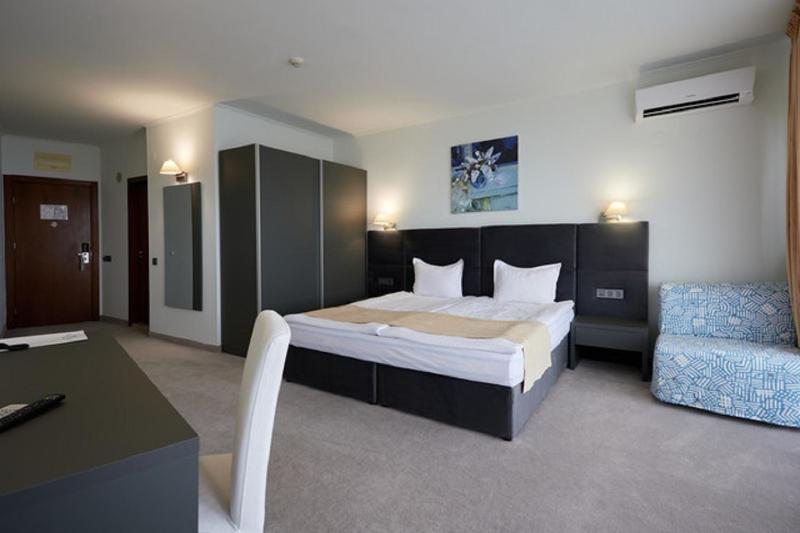 Double or Twin Room with Balcony and Park View	 image 3