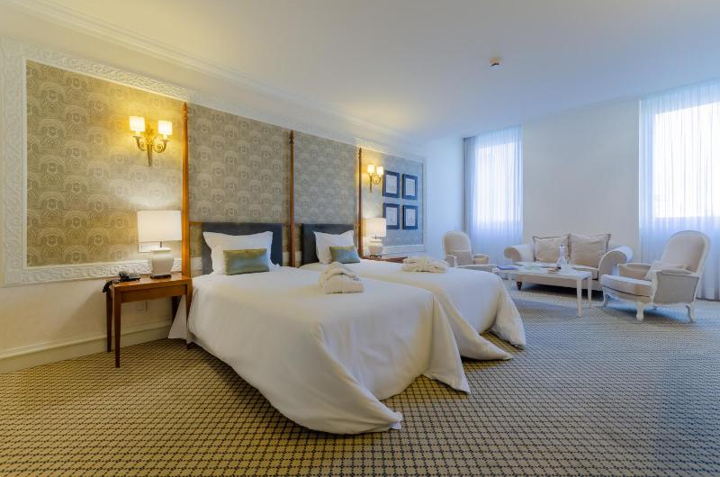 Standard Twin Room image 3