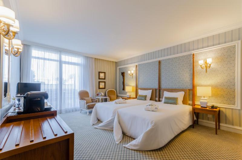 Standard Twin Room image 4