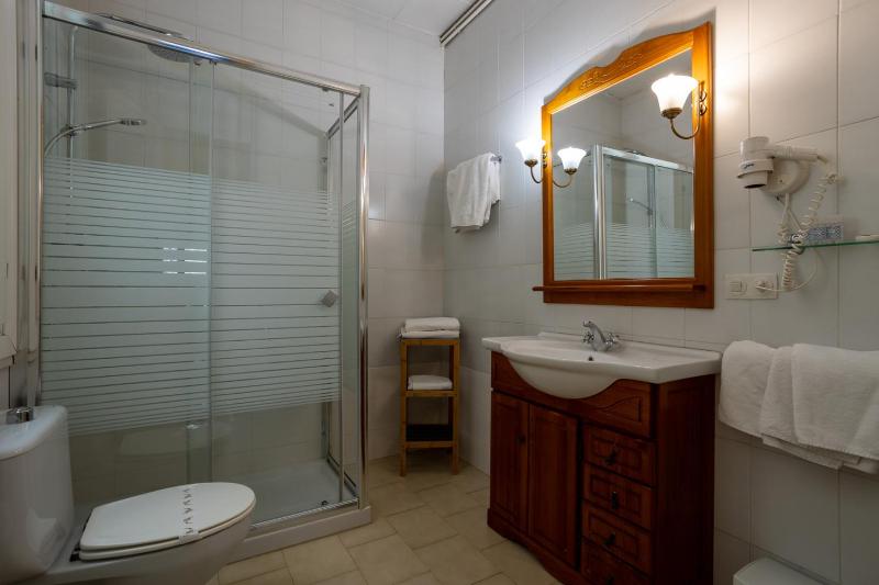 Quadruple Room image 2