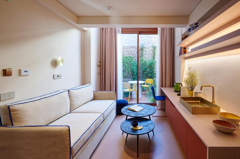 Suite with Garden View image 1