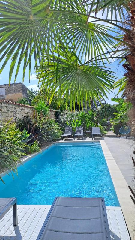 Double Room with Pool View image 3