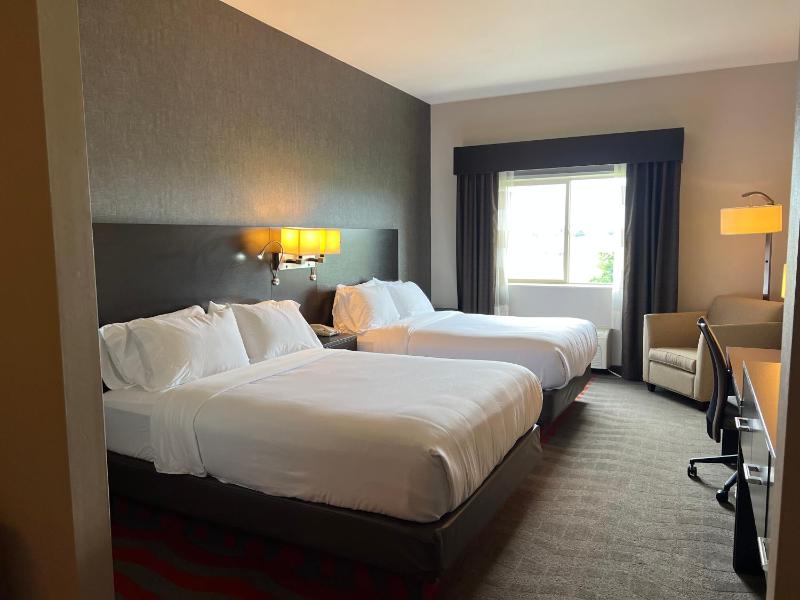 Large Queen Suite with Two Queen Beds and Sofa bed - Non Smoking/Interior Corridor image 4