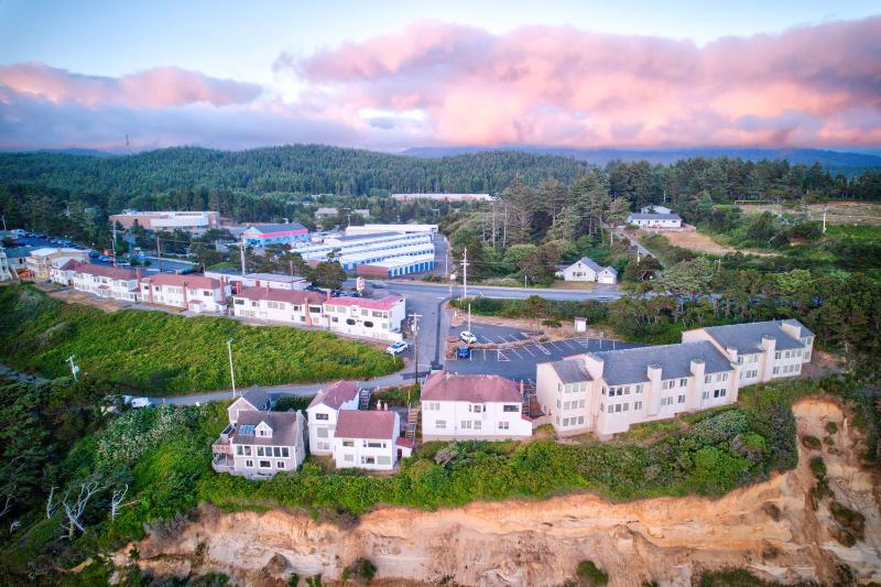 Ester Lee Oceanview Inn - image 3