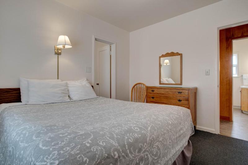 Ester Lee Oceanview Inn - image 41