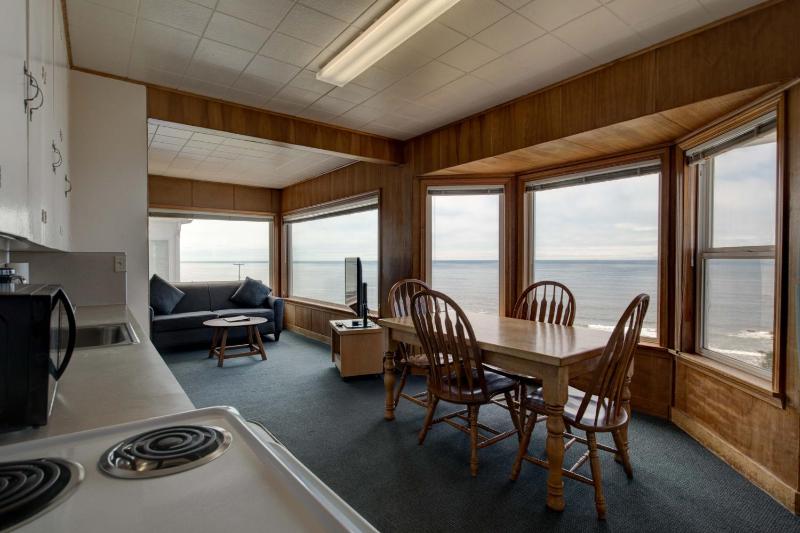 Ester Lee Oceanview Inn - image 10