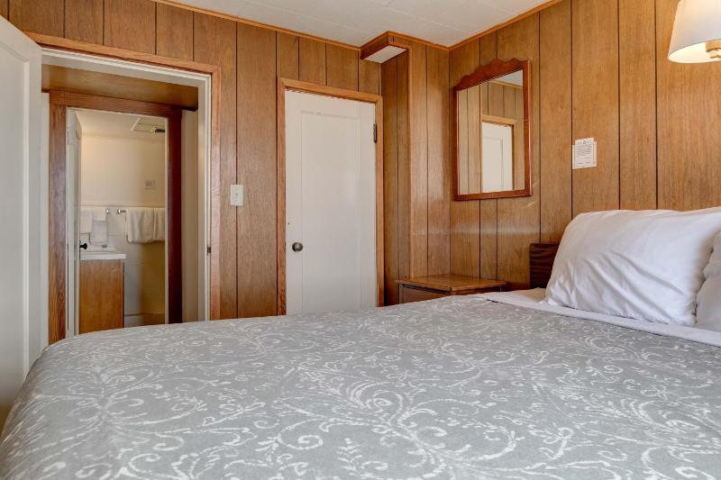 Ester Lee Oceanview Inn - image 40