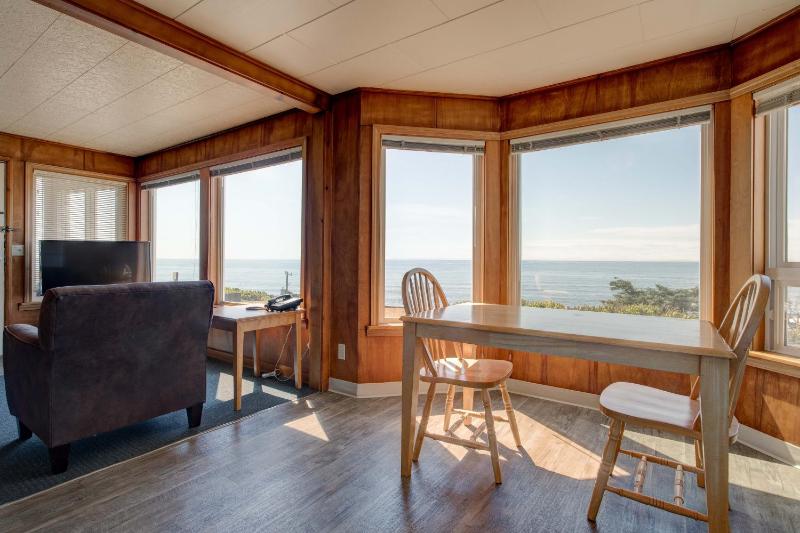 Ester Lee Oceanview Inn - image 29