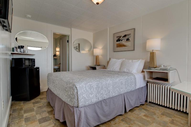 Ester Lee Oceanview Inn - image 9