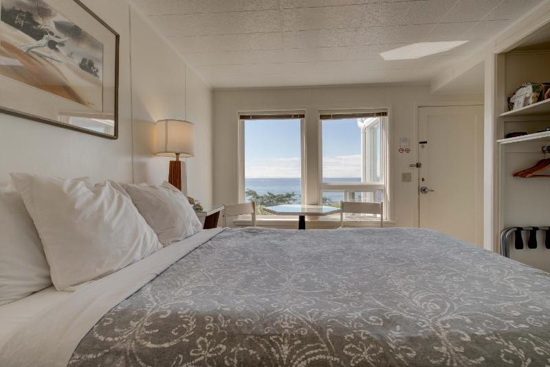 Ester Lee Oceanview Inn - image 8